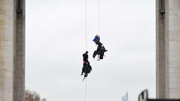 La police intervient à l'Arc de Triomphe pour bloquer une action de Greenpeace sur les énergies renouvelables