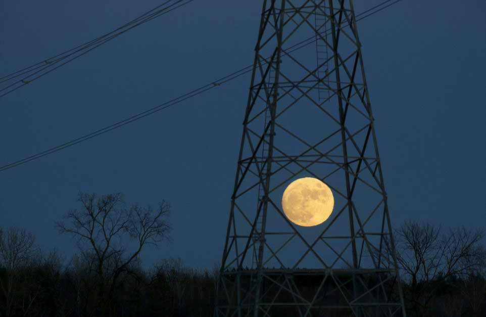 pleine-lune-derriere-un-pylone-electrique-a-ottawa