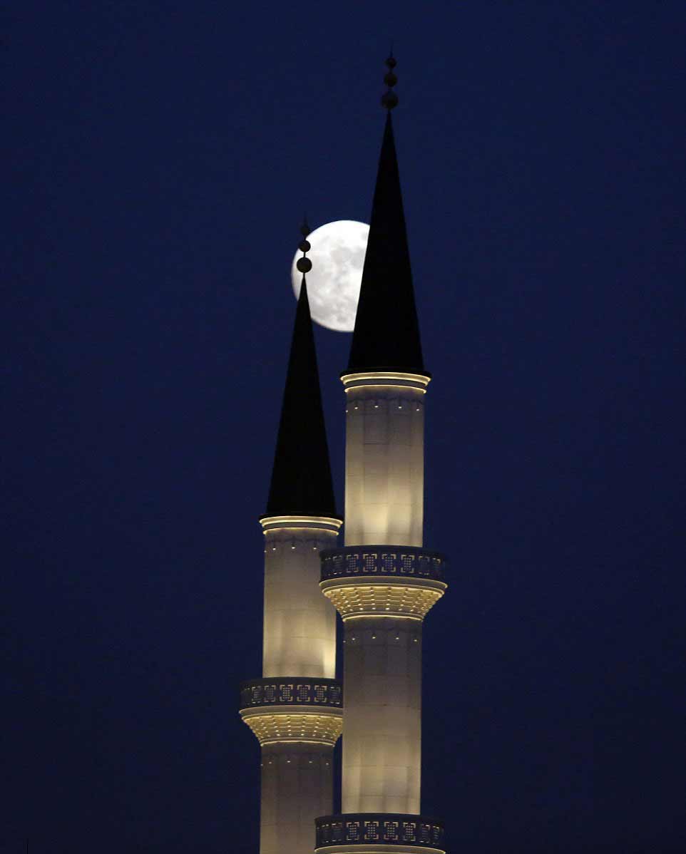 La pleine Lune observée au travers de la nouvelle mosquée du Palais présidentiel de la Turquie, à Ankara.