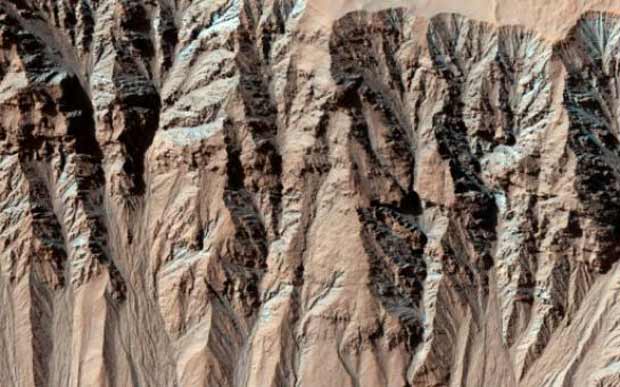 Des chercheurs expliquent que les ravines sur Mars ne sont pas créées par l'eau