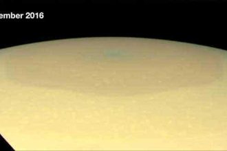 Le pôle Nord de Saturne est passé du bleu au jaune à l'approche de l'été