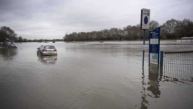 Une voiture est partiellement submergée après que l’eau du sol ait recouvert de nombreuses routes autour du remblai de Putney à l’ouest de Londres après que la Tamise ait rompu ses berges.