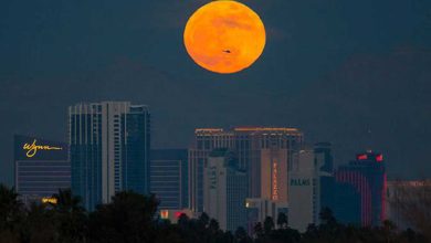 La première Super Lune de l’année se lève au-dessus de la Strip de Las Vegas le lundi 1er janvier 2018