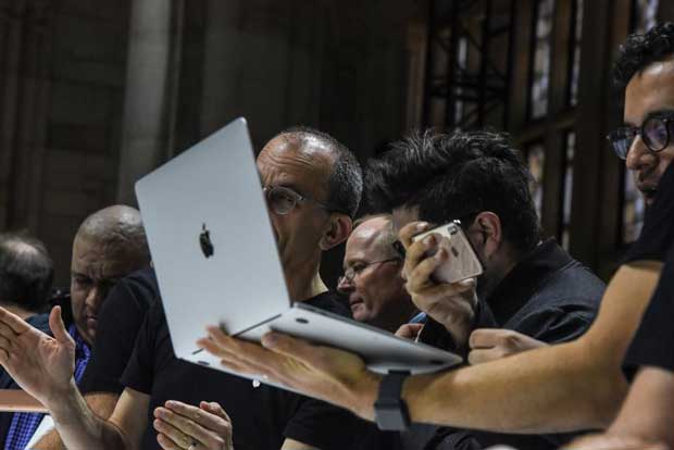 Des invités testent les nouveaux produits Apple lors d'un événement de lancement Apple au One Hanson Place le 30 octobre 2018.