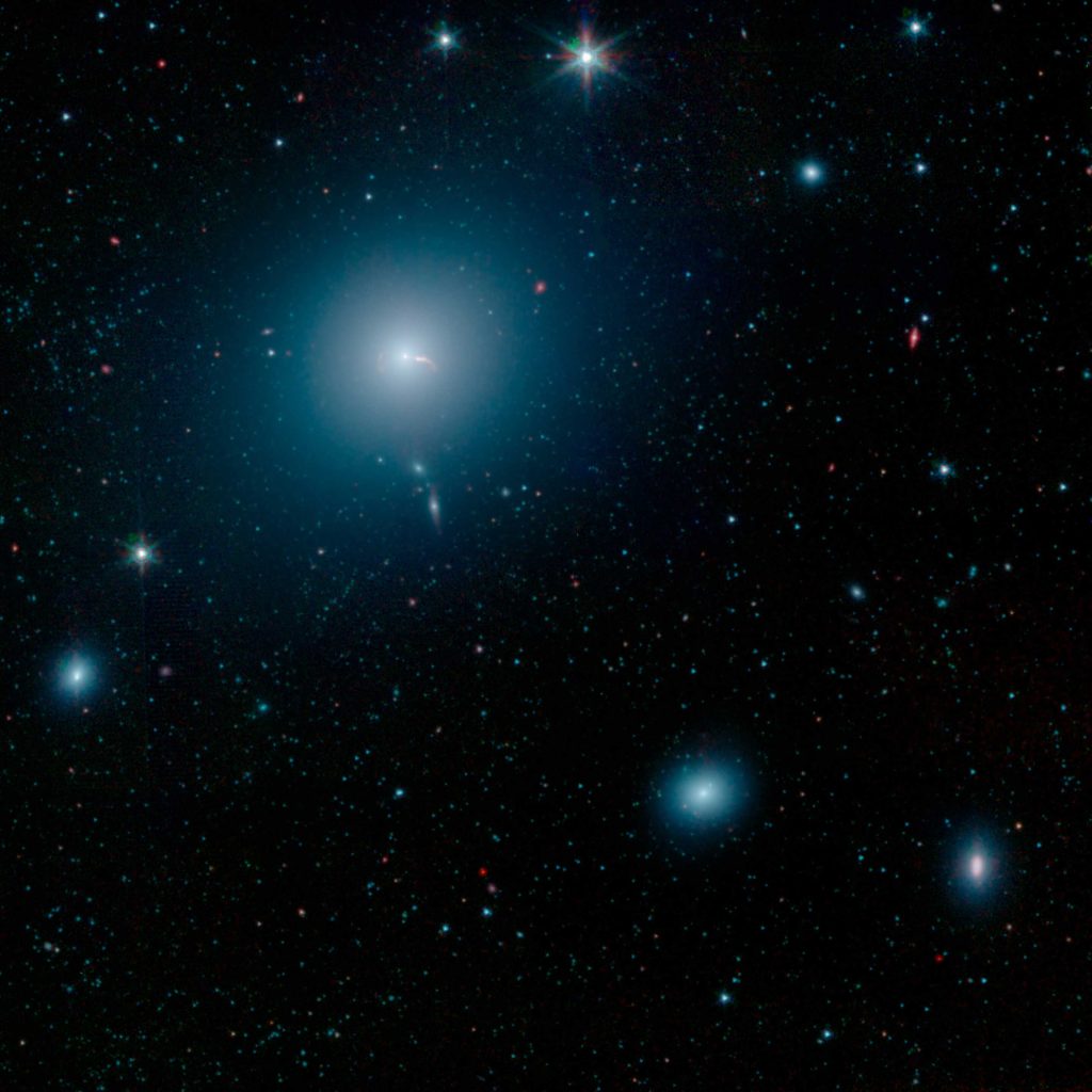 La galaxie M87 ressemble à une bouffée d’espace bleue et floue dans cette image du télescope spatial Spitzer de la NASA.