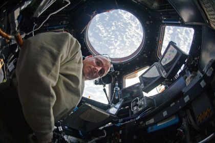 L'astronaute Scott Kelly dans la coupole de la Station spatiale internationale en 2011.
