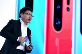Richard Yu, PDG du groupe entreprises grand public de Huawei lors du lancement de la P30 Pro.