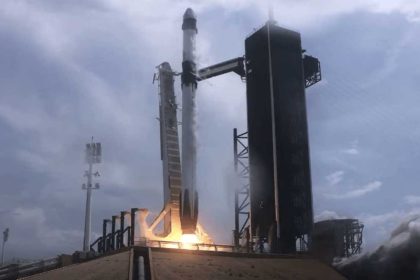 SpaceX envoie des astronautes de la NASA dans un voyage historique à la station spatiale