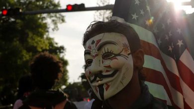 Anonymous : un homme protestant contre la mort de George Floyd porte un masque de Guy Fawkes à Miami