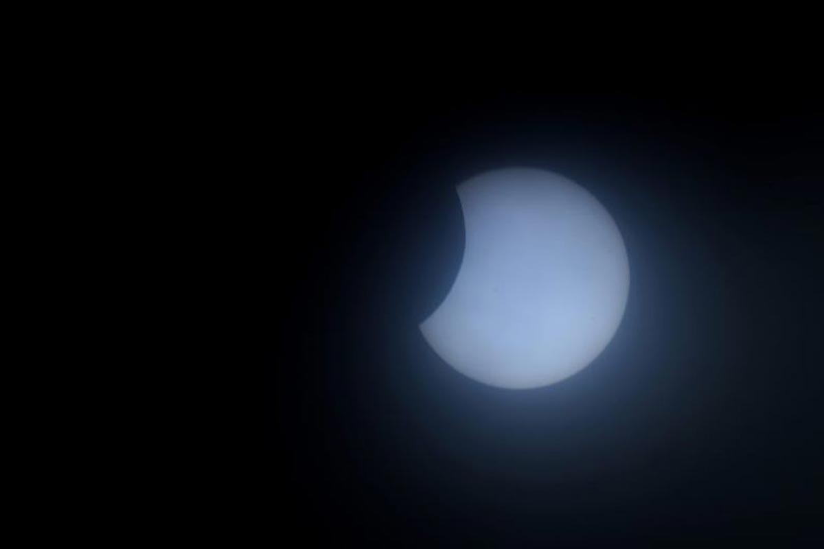 La lune se déplace devant le soleil pendant l'éclipse solaire annulaire, vue à travers les nuages depuis Chennai.