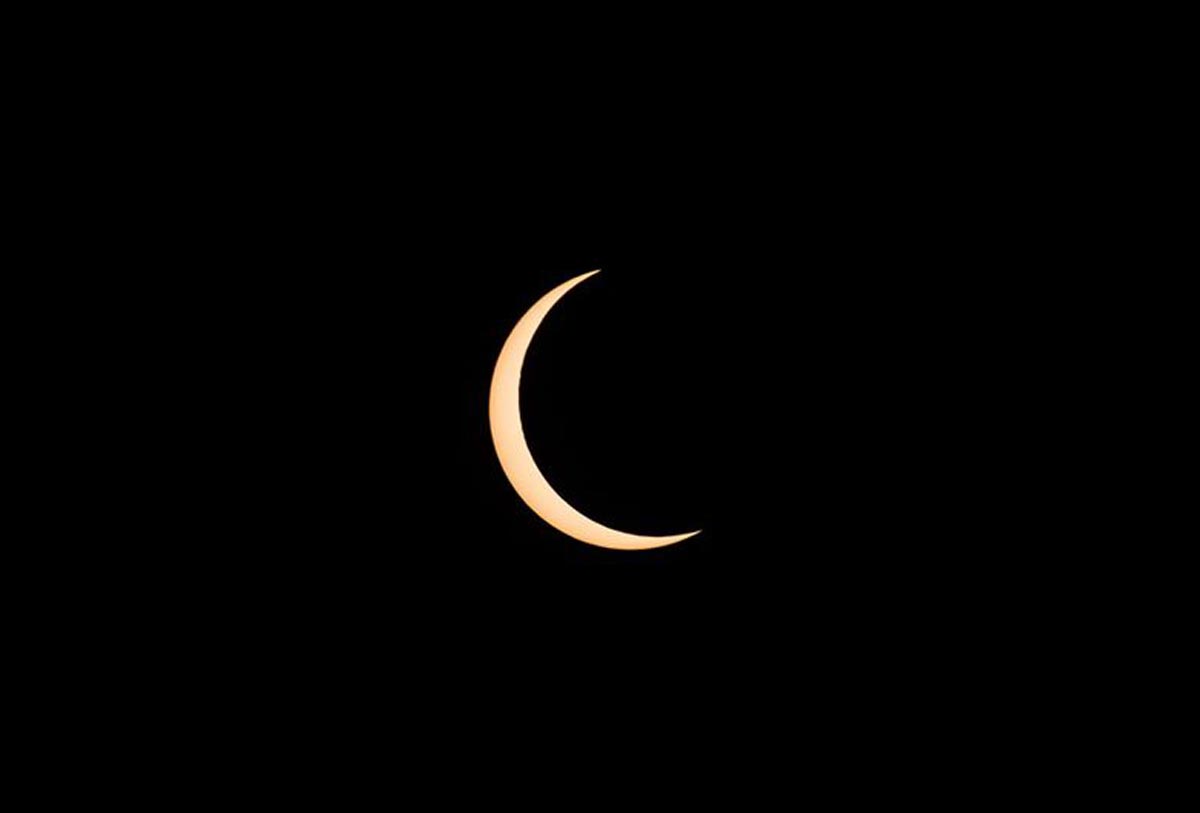 La lune se déplace devant le soleil lors d'une éclipse solaire annulaire à Hong Kong.