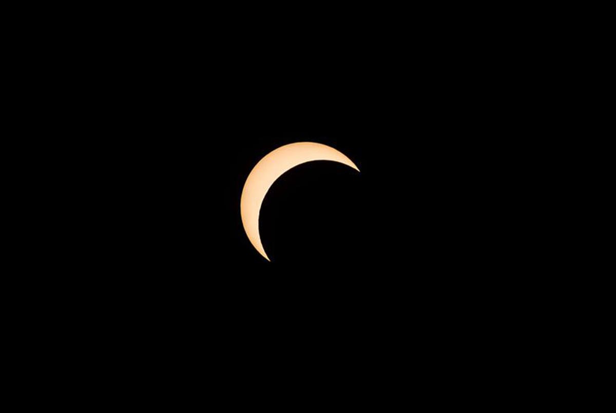La lune se déplace devant le soleil lors d'une éclipse solaire annulaire à Hong Kong.