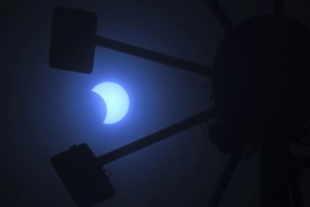 La lune se déplace devant le soleil pendant l'éclipse solaire annulaire, vue à travers les nuages depuis Chennai.