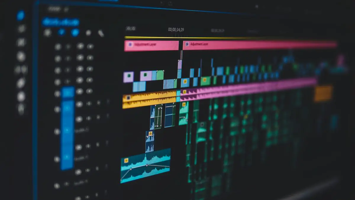 Interface d’un logiciel de montage vidéo avec pistes audio et visuelles colorées