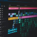 Interface d’un logiciel de montage vidéo avec pistes audio et visuelles colorées