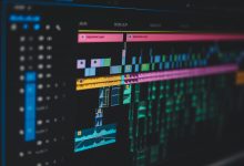 Interface d’un logiciel de montage vidéo avec pistes audio et visuelles colorées