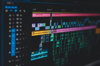 Interface d’un logiciel de montage vidéo avec pistes audio et visuelles colorées