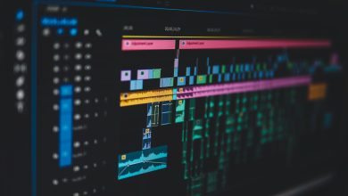 Interface d’un logiciel de montage vidéo avec pistes audio et visuelles colorées