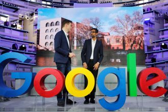 Sundar Pichai, le PDG de Google, et Philipp Justus, vice-président de Google pour l'Europe centrale, à Berlin, en Allemagne, le 22 janvier 2019.