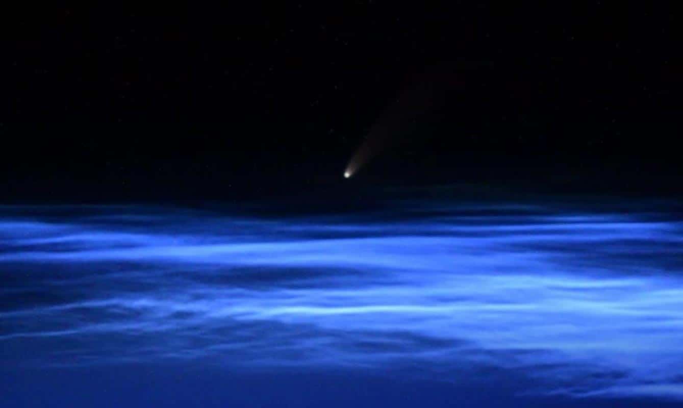 Selon le cosmonaute russe Ivan Vagner, la queue de la comète est clairement visible depuis la coupole du laboratoire spatial.