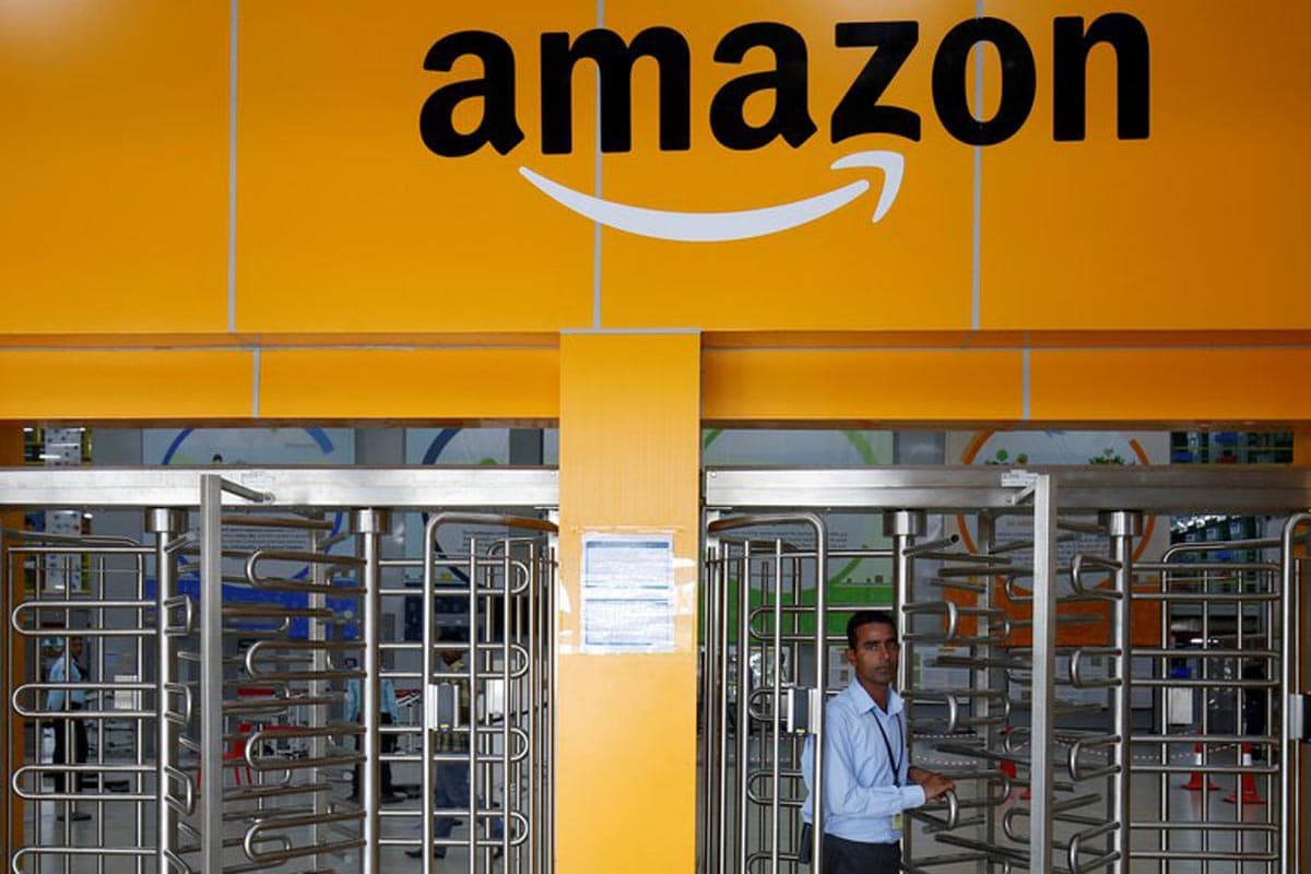 Un employé d'Amazon dans un entrepôt au Bengaluru, en Inde.