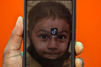 Inde : un jeune Indien montre l'application TikTok sur son portable ce vendredi à Mumbai.