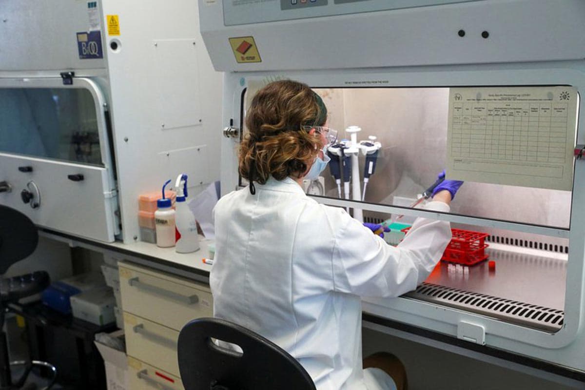 Vaccins contre les coronavirus : un scientifique travaille dans le laboratoire de fabrication où un vaccin contre les coronavirus a été produit à l'hôpital Churchill d'Oxford, le 24 juin 2020.
