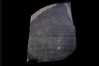 La pierre de Rosette est exposée au British Museum.