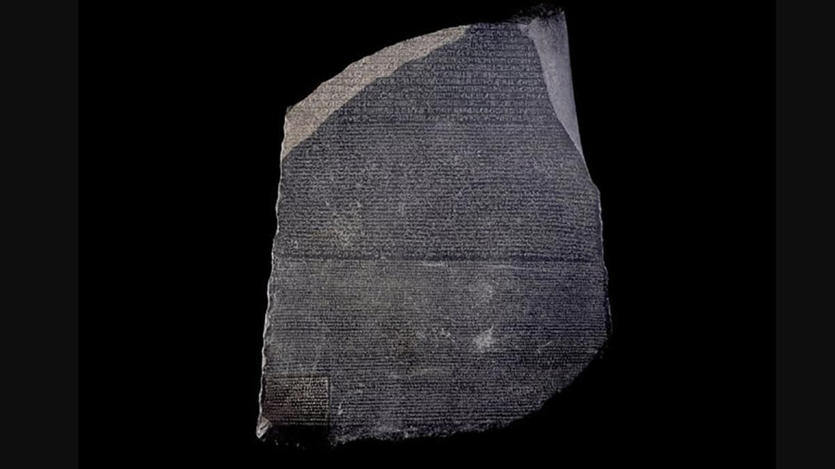 La pierre de Rosette est exposée au British Museum.