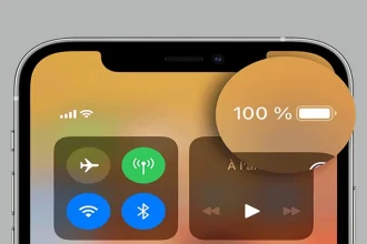 Capture d'écran d'un iPhone affichant le pourcentage de batterie à 100 % dans le Centre de contrôle.