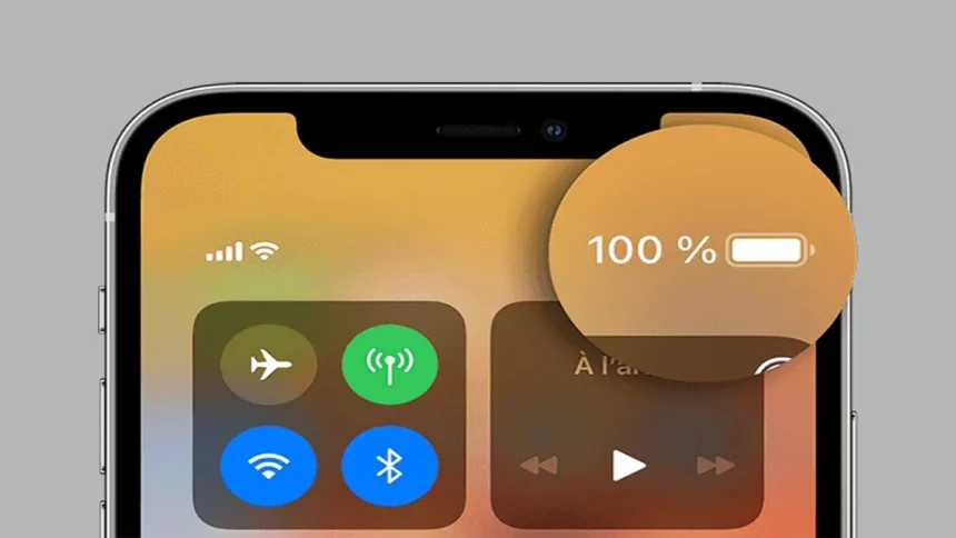 Capture d'écran d'un iPhone affichant le pourcentage de batterie à 100 % dans le Centre de contrôle.