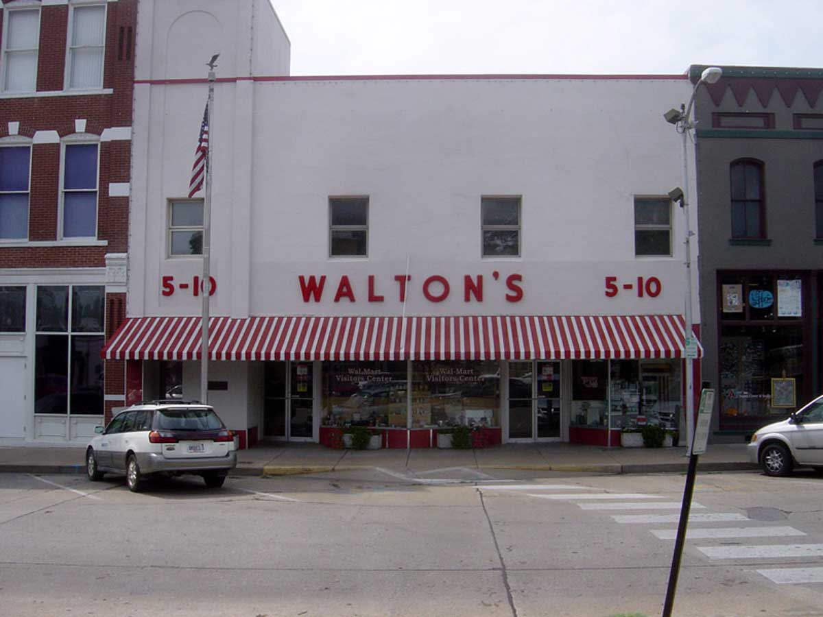Photo : le premier magasin Walmart | via Wikipedia.