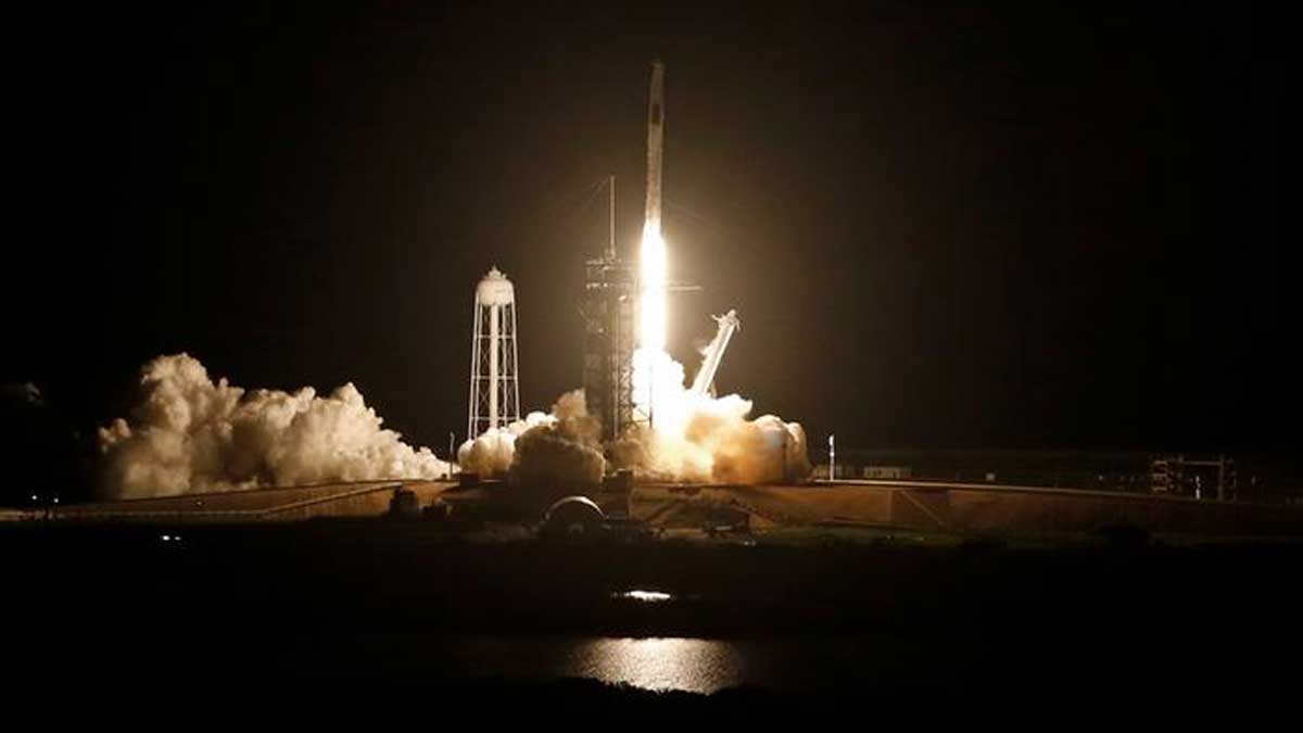 Le vaisseau spatial Crew Dragon de SpaceX s'arrime avec succès à la Station spatiale internationale