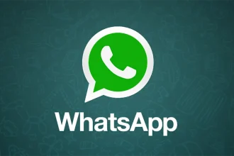 Logo WhatsApp sur fond illustré, représentant l’application de messagerie mobile.