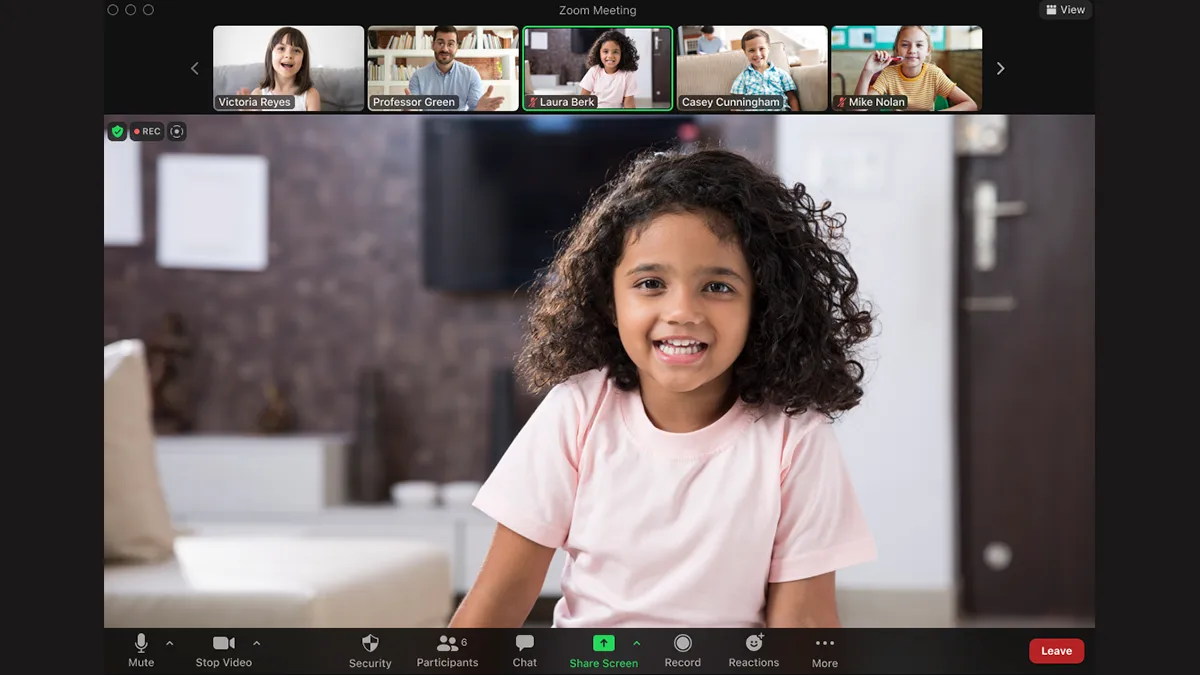 Mode Focus de Zoom côté hôte lors d’une réunion en visioconférence, avec l’animateur visible et les participants masqués entre eux