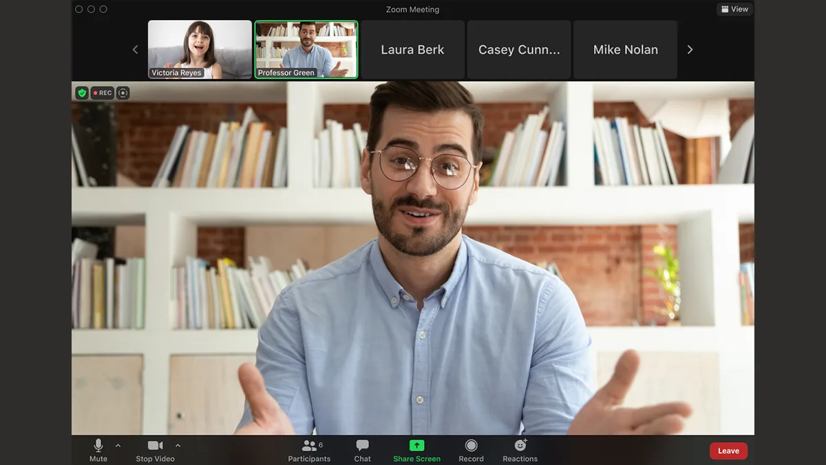 Mode Focus de Zoom côté participant, montrant uniquement l’intervenant principal lors d’une réunion en ligne