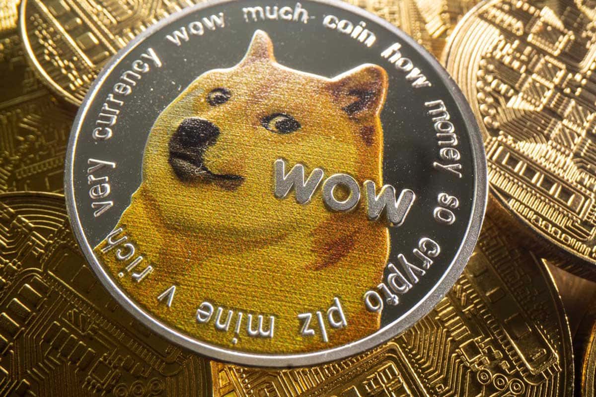 Cette photo, prise le 6 août 2021, montre une représentation de la crypto-monnaie Dogecoin.