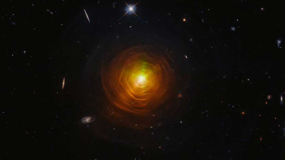 Pour commémorer Halloween, Hubble a publié une image de l'étoile carbonée CW Leonis.