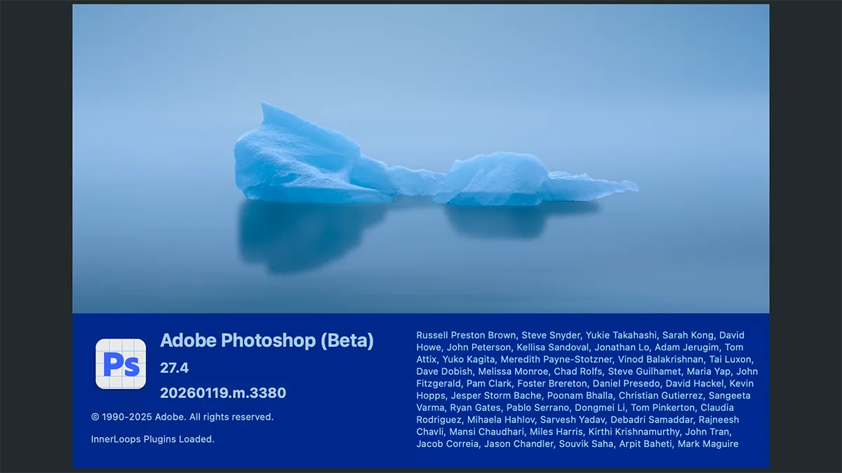 Écran de démarrage d'Adobe Photoshop Beta version 27.4 affichant un iceberg bleu sur fond sombre et les crédits.