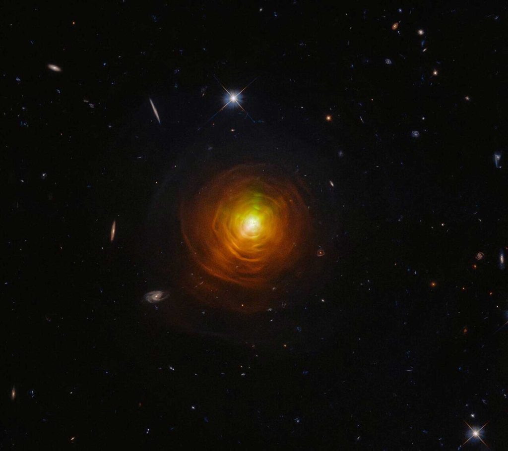 Hubble partage une image de l'étoile carbonée CW Leonis pour fêter Halloween