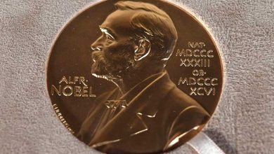 Lauréats du prix Nobel Photo d'archives d'une médaille du prix Nobel exposée lors d'une cérémonie à New York.