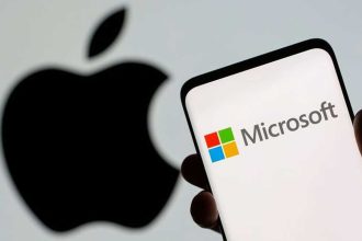 Logo Microsoft sur un smartphone devant le logo Apple, illustration prise le 26 juillet 2021.