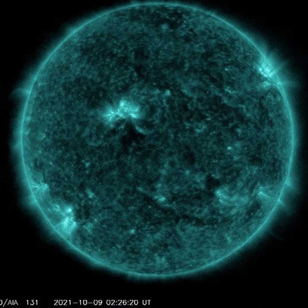 Le 9 octobre 2021, la région active 2882, qui est située vers le centre du disque solaire, a connu une éruption solaire modérée.