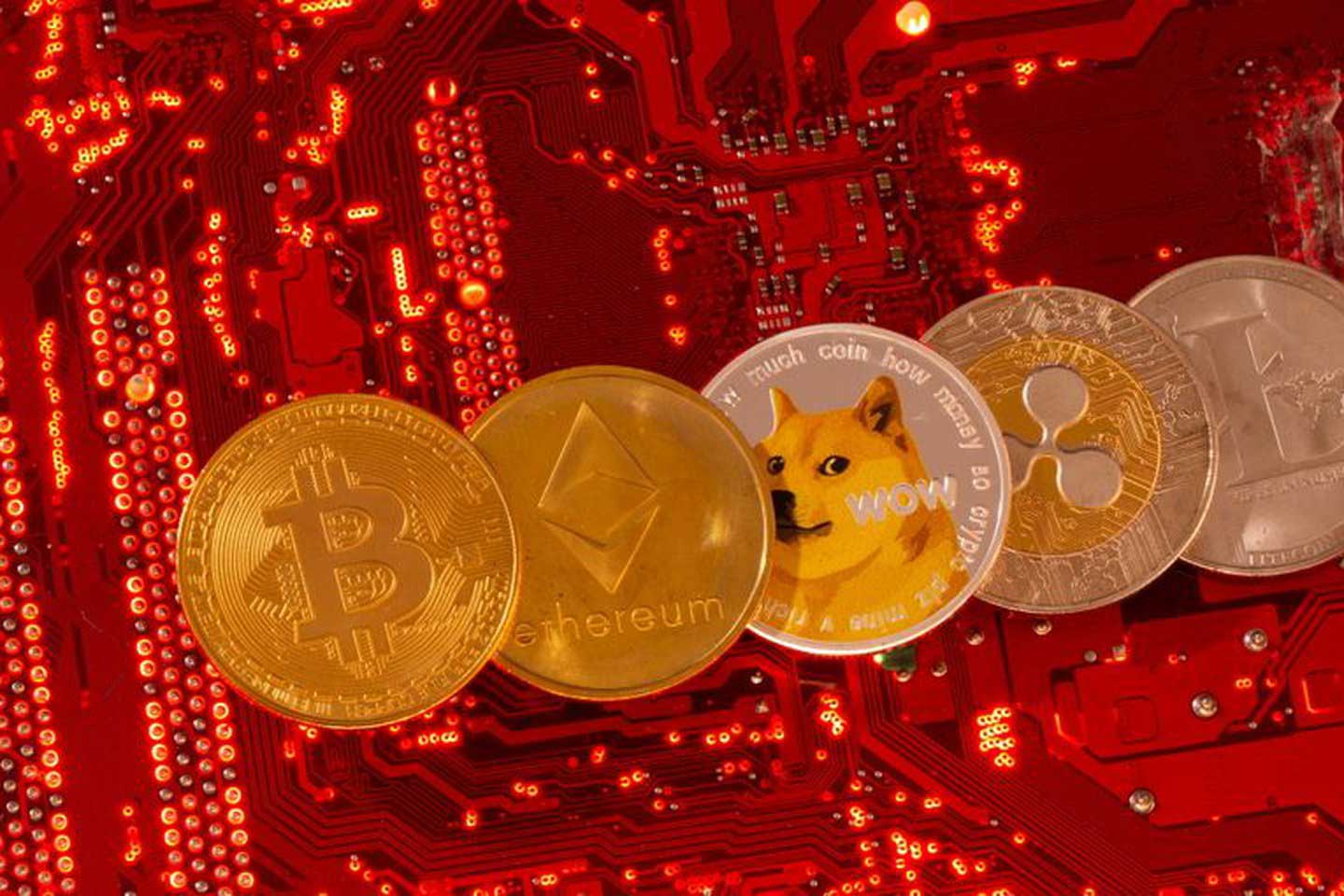 Représentations des crypto-monnaies Bitcoin, Ethereum, DogeCoin, Ripple, Litecoin