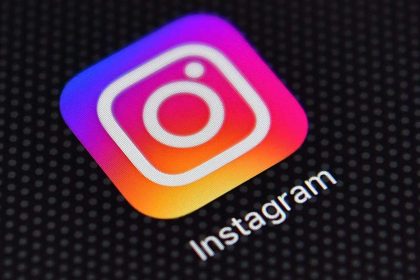 Instagram demande aux utilisateurs de prendre un selfie vidéo pour vérifier leur identité.