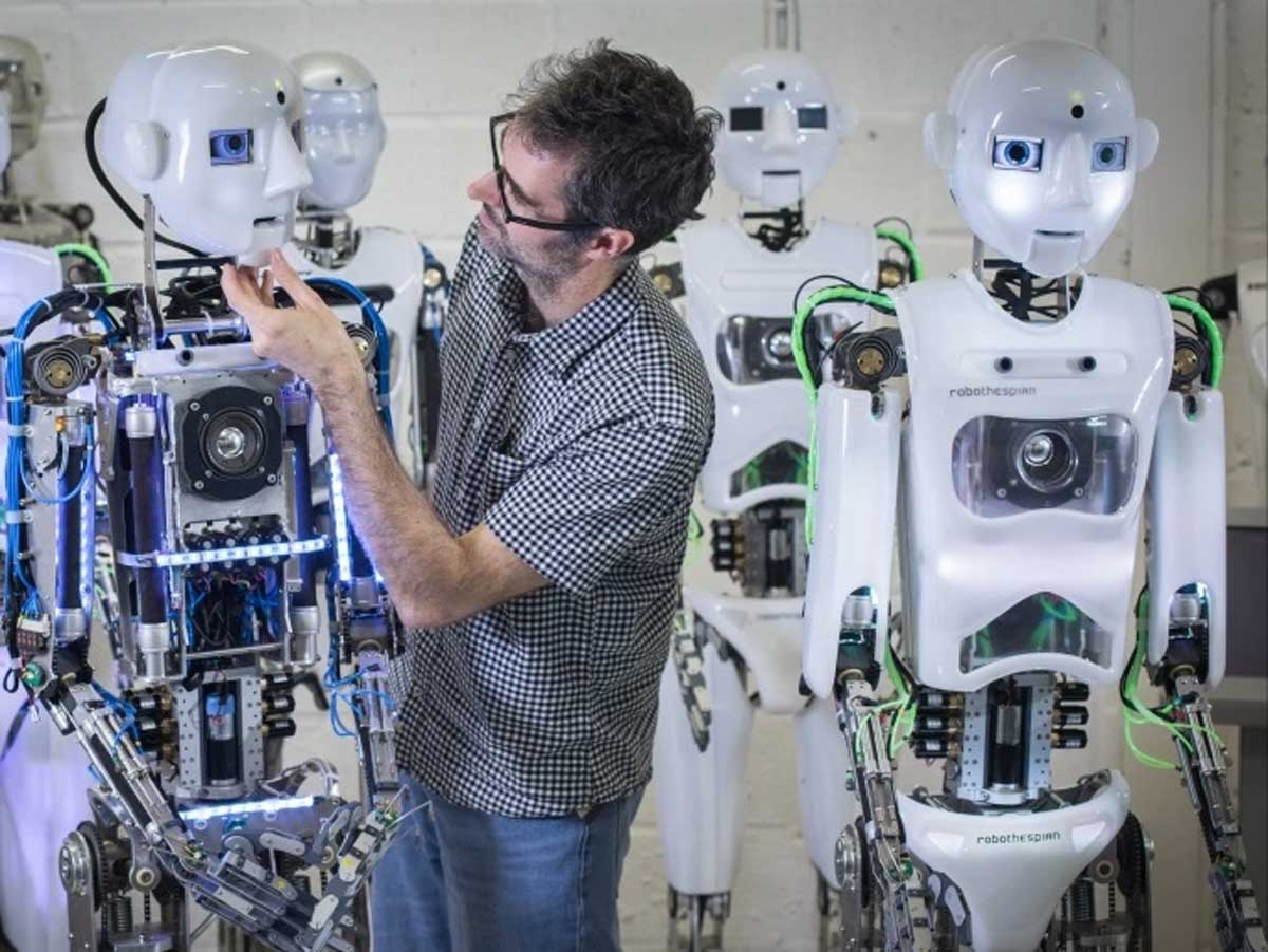 L'un des tests consiste pour le robot à observer son partenaire, à deviner sa tâche et à l'aider ou le gêner en fonction de ses propres objectifs.