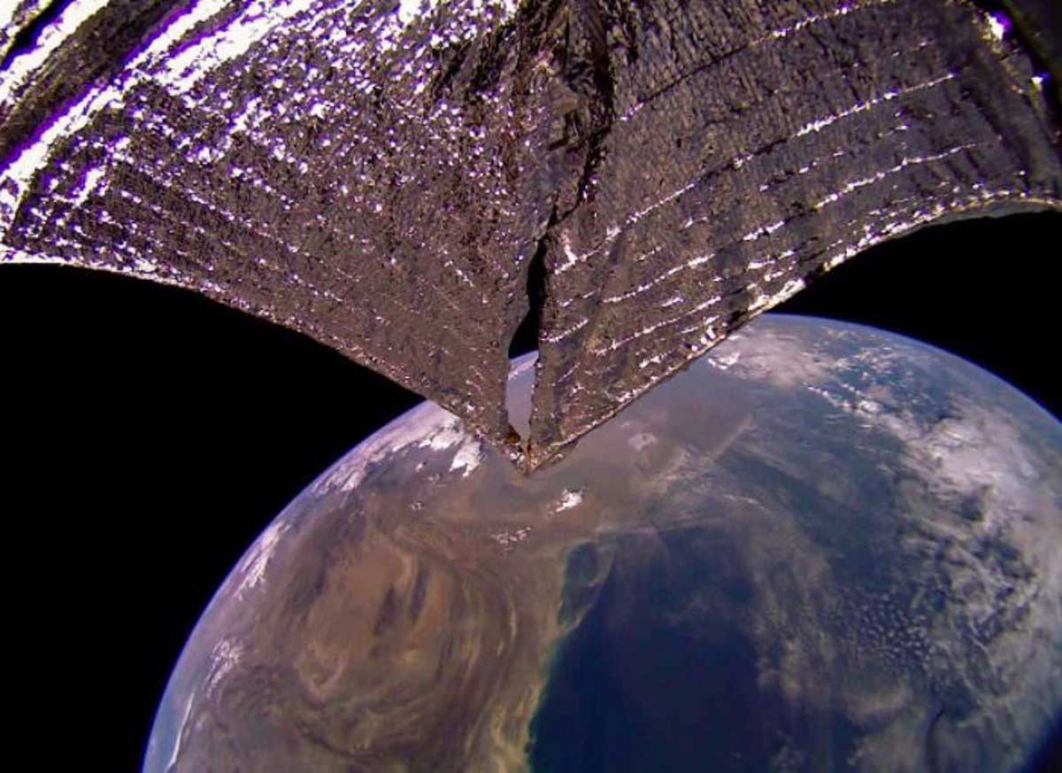 Un satellite alimenté par le soleil termine ses 30 mois en orbite 1 Un satellite fonctionnant à l'énergie solaire a terminé sa mission de 30 mois.