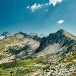 Scène étonnante d'une crête de montagne sur la Côte d'Azur.