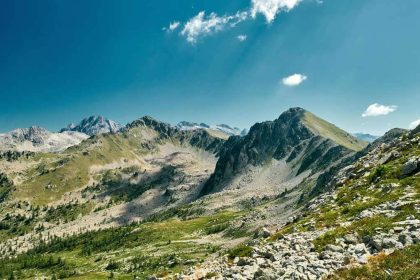 Scène étonnante d'une crête de montagne sur la Côte d'Azur.