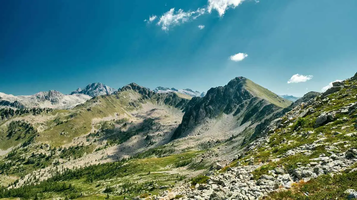 Scène étonnante d'une crête de montagne sur la Côte d'Azur.